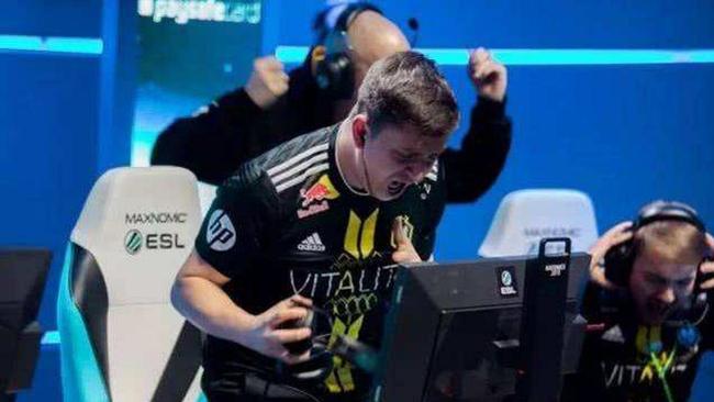 它反映出球 它反映出球